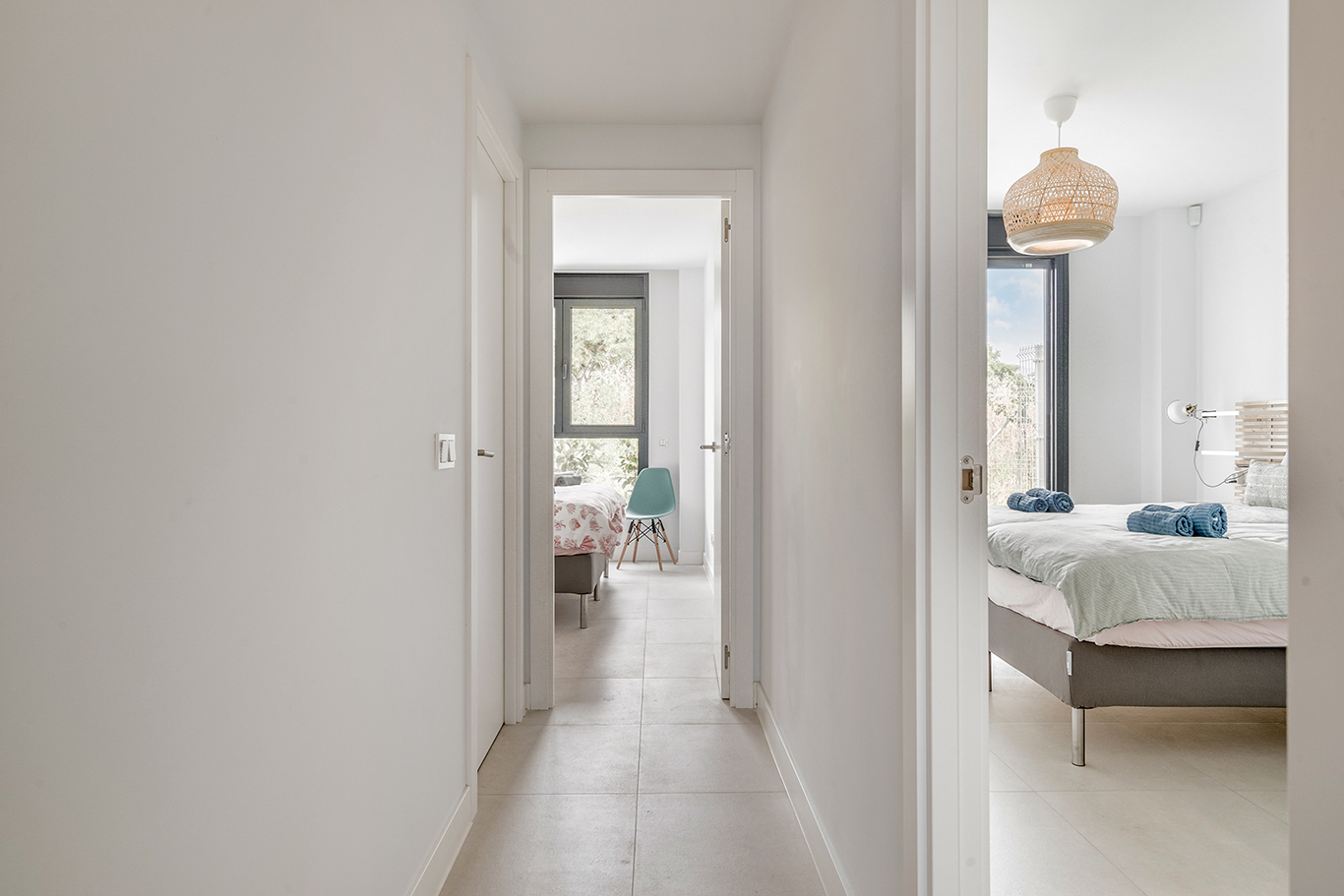  appartement Las Hesas Estepona woonkamer gang