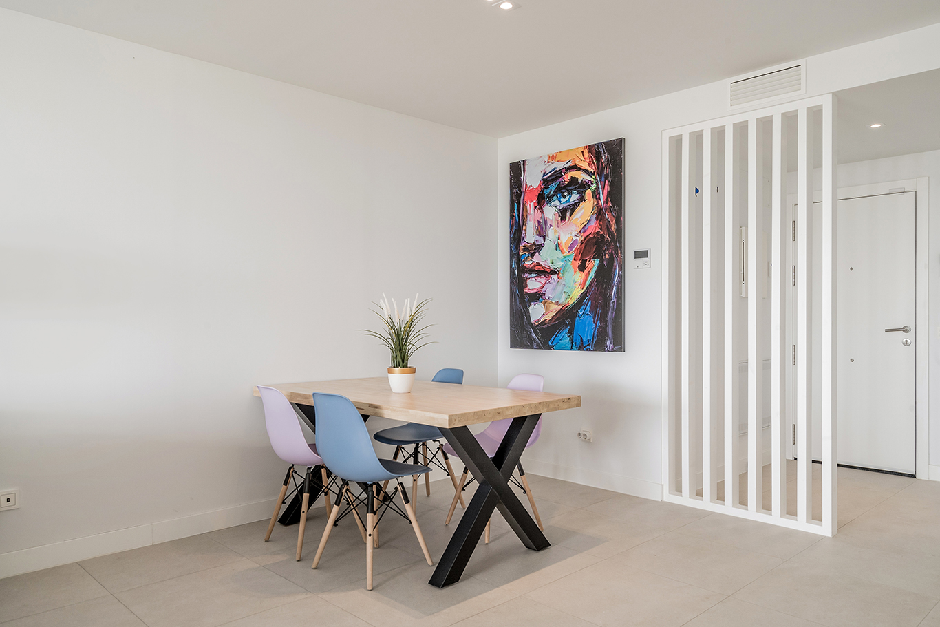  appartement Las Hesas Estepona woonkamer tafel