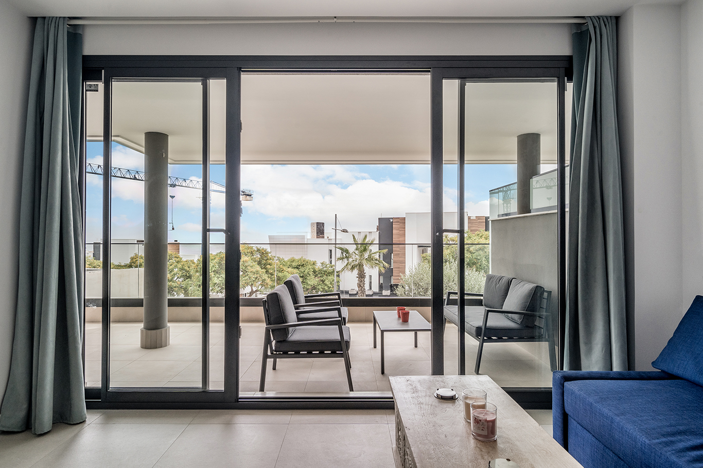  appartement Las Hesas Estepona woonkamer balkon